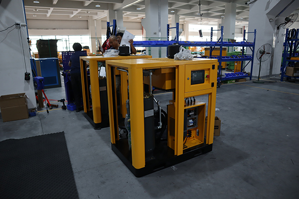 Industrial water-lubricated oil-free screw air compressor heavy-industry use delivering clean compressed air